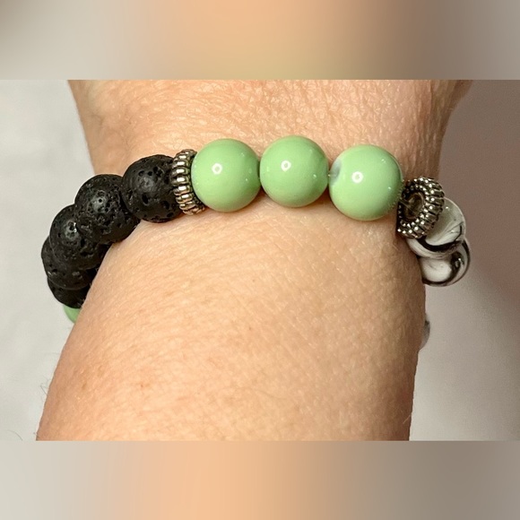 Black lava & glass bead elastic bracelet - Picture 6 of 10